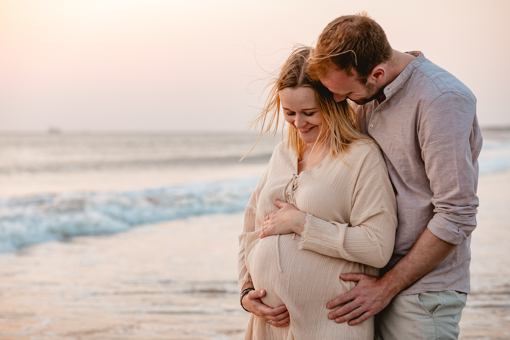 Babybauch maternity Schwangerschaft Strand Meer Portraits Fotoshooting Couple