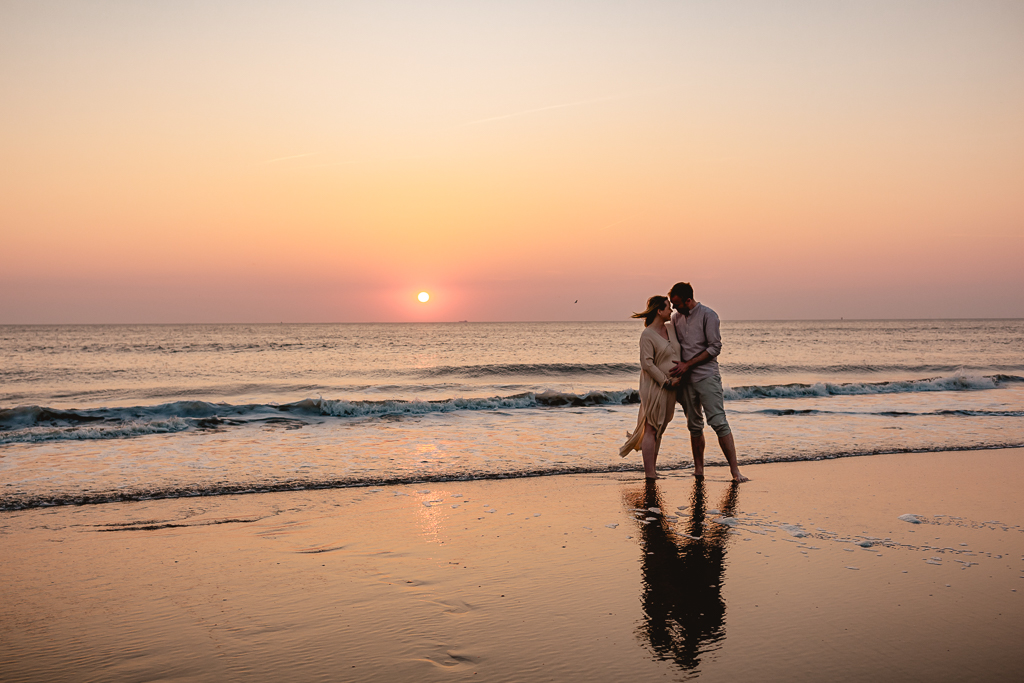 Babybauch maternity Schwangerschaft Strand Meer Portraits Fotoshooting Sunset Couple