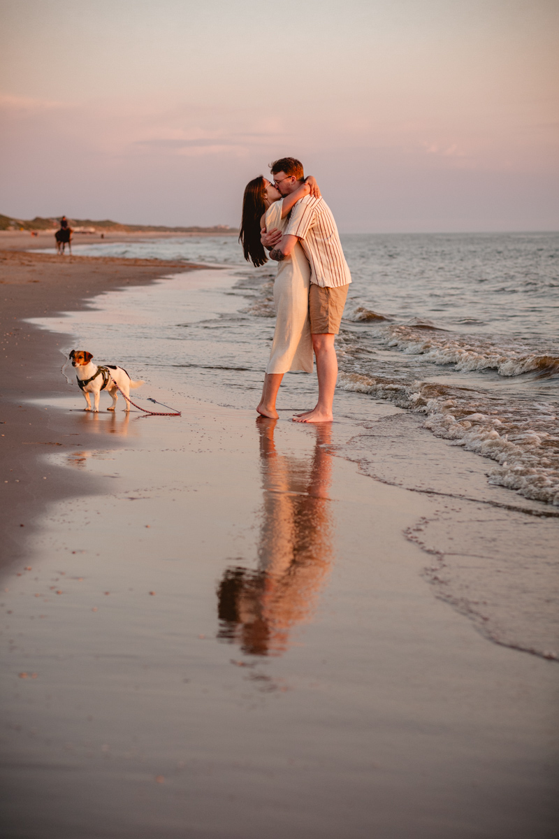 Coupleshooting Paar Portraits Engagement Lovestory Sunset Destination Strand Meer Noordwijk